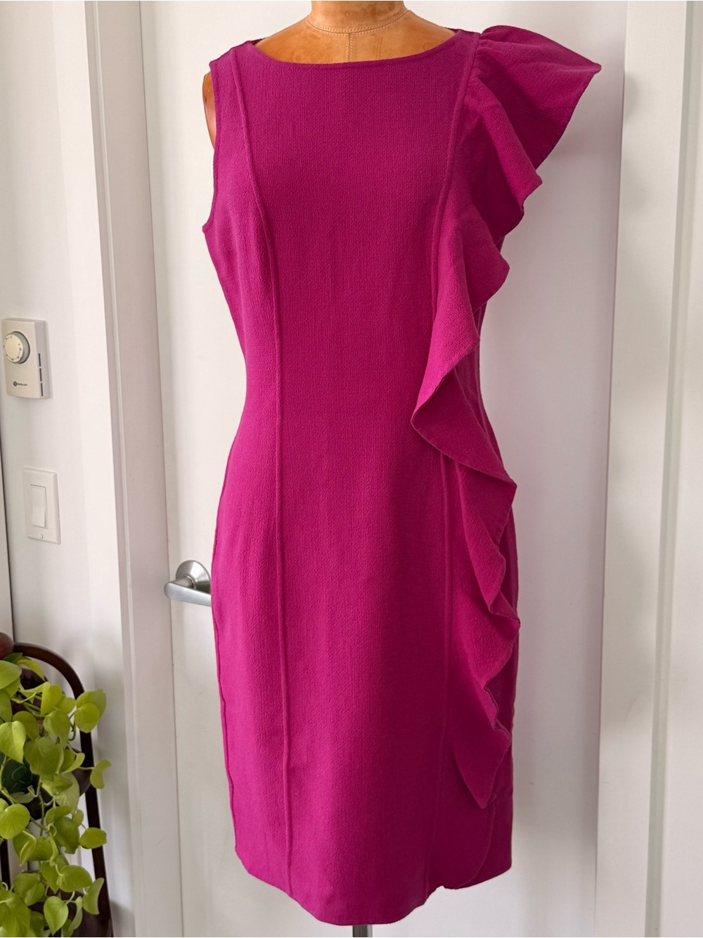 ST JOHN 100% wool pink sleeveless ruffle sheath dress Size 4
